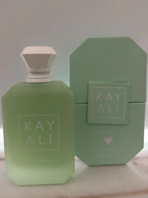 Kayali Yum Pistachio Gelato parfym - Doftar pistasch, hasselnöt, sweet rum, grädde, marshmallow och sockervadd. Perfekt för dig som gillar söta och unika dofter! Använd en gång och är i princip som i nytt skick, lådan kan vara lite kantstött. Pris kan diskuteras🫰