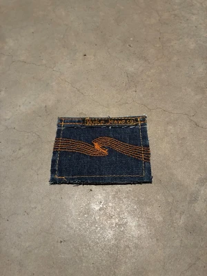 Jeansplånbok -  Dropp 7  Handsydd plånbok i vintage jeans. Varje exemplar är unikt med snygga detaljer. Plånboken håller flera kort utan att dem åker ut. Små variationer i färg och struktur visar på plaggets tidigare historia💙  Tiktok: Jeanius.bc