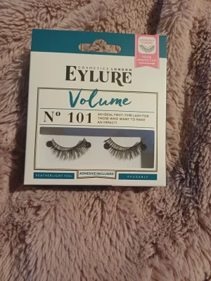 Eylure Volume lösögonfransar 101 - Eylure Volume No 101 är ett par svarta lösögonfransar med volym och naturlig böj. Fransarna har en fjäderlätt känsla och kan återanvändas. Lim medföljer i förpackningen. Perfekt för dig som vill ha ett extra lyft till ögonen. Öppnade men oanvända 