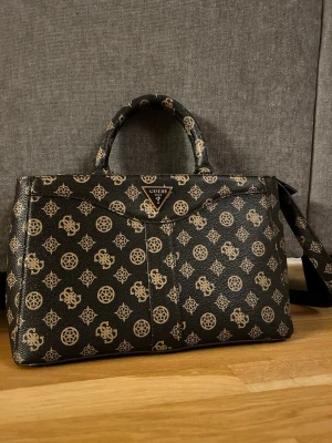 Guess väska - Säljer min fina Guess väska som bara är använd 1 gång.  Den är i nyskick!