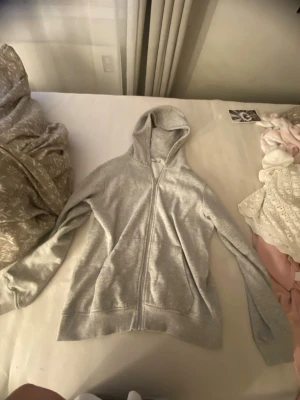 Grå zip hoddie - Har inte använts på länge, kanske nån liten fläck någonstans men annars bra skick