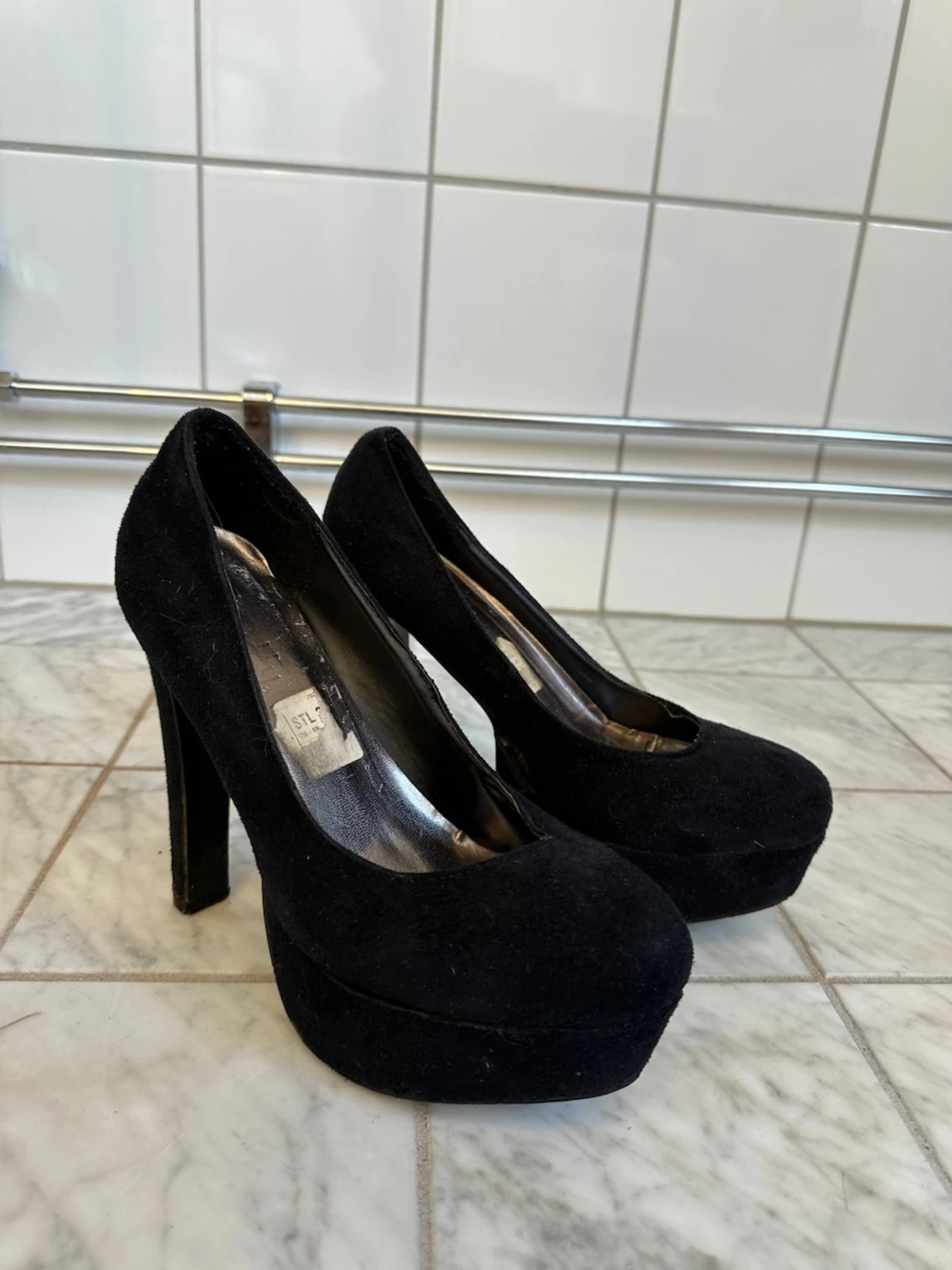 Svarta platåpumps med hög klack 39