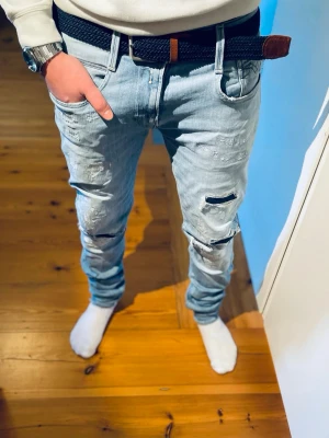 Jeans-Replay anbass revor - Tjena säljer ljusblåa Replay anbass jeans i mycket gott skick!                                                            Storlek 32-36                                                       Midja 40 cm-Längd 113 cm.                                                   Trendiga, moderna jeans som passar till nästan alla hoodies och sweaters.                                           Tveka inte, hör av er vid intresse, frågor eller prisförslag!