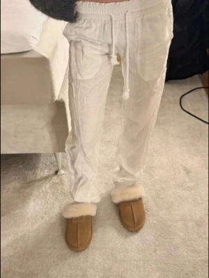 Roxy linnebyxor  - Säljer dessa nya linnebyxon från Roxy storlek xs. Har aldrig haft på mig dess. Helt nya. 