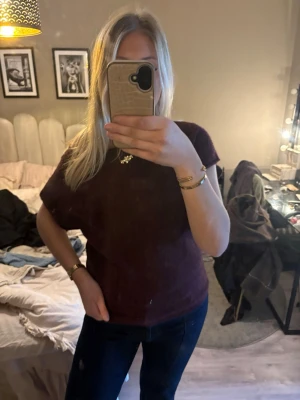 Mörkröd stickad topp - Jätte fin vinröd topp ifrån Nelly. I princip helt oanvänd och inga tecken på användning.🩷