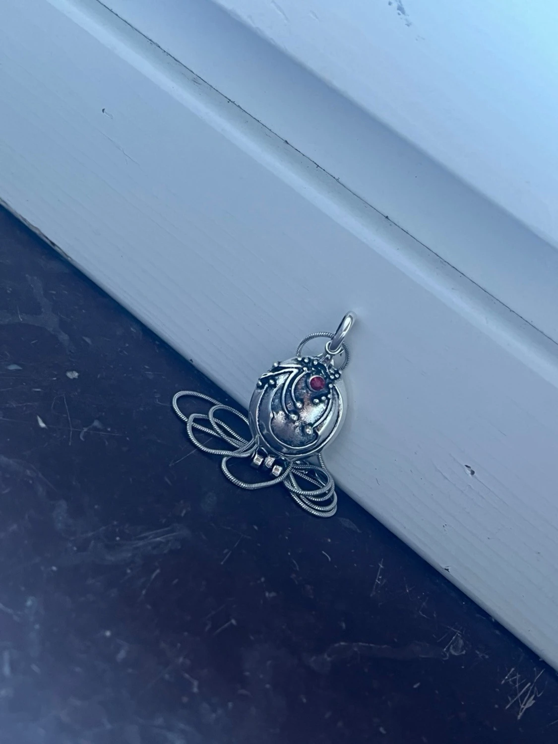 Elena gilbert necklace Silvrigt halsband med röd detalj - 1