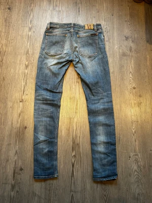 Nudie jeans - Nudie Jeans me fet tvätt! Storlek 32/34. Sjukt bra skick lite defekter men inget stort! Hör av er vid frågor eller funderingar!