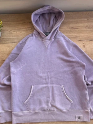 Ralph lauren vintage hoodie - Säljer en vintage ljuslila hoodie med  och huva. Den är diskret med en liten lapp i hörnet där märket står. Riktigt unik och snygg! Priset kan vi diskutera vid snabb affär. Har två små fläckar runt magfickan men ingenting som syns och går förmodligen bort i tvätten!