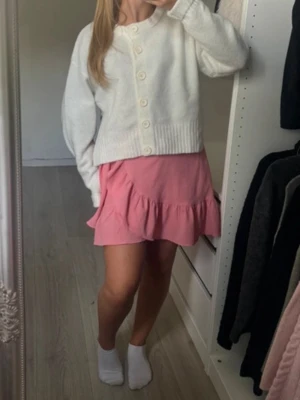 Rosa volangkjol - Använd Max 2 gånger så i superfint skick, knyts i midjan.