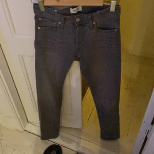Jack&Jones slim jeans - Hej! Säljer mina gråa Jack&jones slim jeans eftersom de inte kommer till användning. Storlek 28/30 och passar mig som är 176. Använda 1 gång. Kontakta mig vid frågor ✅