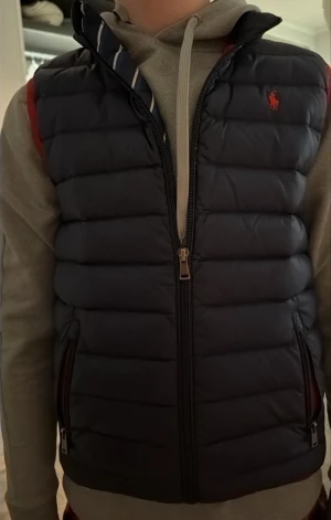 Mörkblå dunväst från Ralph Lauren - Snygg mörkblå dunväst från Ralph Lauren! Väldigt bra skick! Storlek 14-16