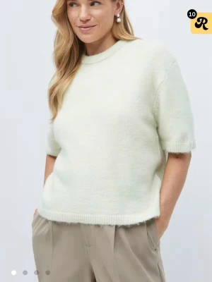 Mintgrön stickad t-shirt i ullmix - Aldrig använd, perfekt nu till våren🌸 slutsåld på hemsidan