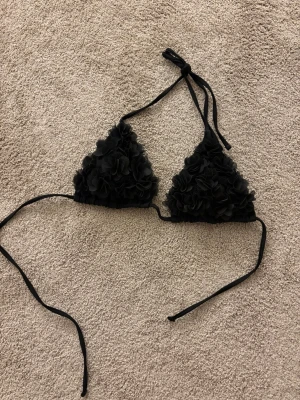 Svart bikiniöverdel med 3D-blommor - Aldrig använd pga för liten för mig, Trendig svart trekantsbikini