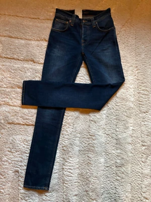 Nudie jeans W28 L32 - Säljer dessa ny nudie jeans, då längden var för kort för mig. W28 L32 modellen är grim Tim. Alla tags kommer såklart med.