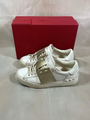 Valentino open guld - Valentino opens guld för damer. Storlek 39 har lite riv märken vid tårna och är använda men i bra skick. Vid mer frågor eller bilder är det bara att skriva!