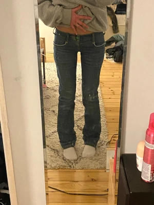 Lågmidjade Desigual jeans - Lågmidjade desugal jeans i strl 34 (S/XS). Midjemått rakt över är 35 cm, innerbenslängd 84 cm (jag på bild är 167cm) .