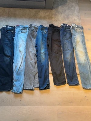 Sju par jeans i olika färger - Säljer sju par jeans i olika färger och tvättar, från svart och mörkblått till ljusblått och alla modeller är anbass 349kr Styck finns även paket pris 