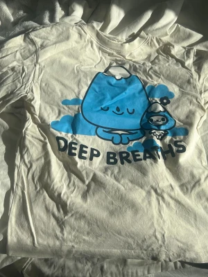 Vit långärmad t-shirt med tryck - T-shirt med ett gulligt Toca Life tryck. I barnstorlek 146/152 men passar ungefär som S med en avslappnad och lös passform. Har dock några defekter från kattklor (se bilder) men dom är knappt synliga.