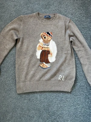 Brun stickad tröja med bear - Stickad brun tröja med bear. Inte köpt från hemsidan. Storlek S.