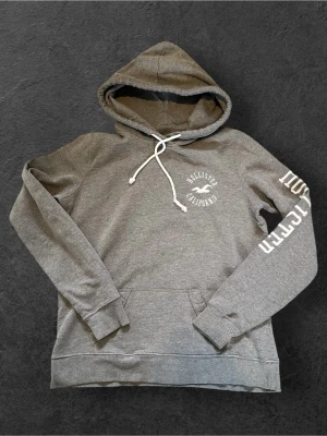 Hollister hoodie grå(M men passar S) - Inga defekter köp på. Är öppen för alla bud