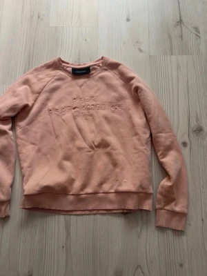 Persikofärgad sweatshirt Peak Performance - Säljer en  sweatshirt från Peak Performance i storlek S