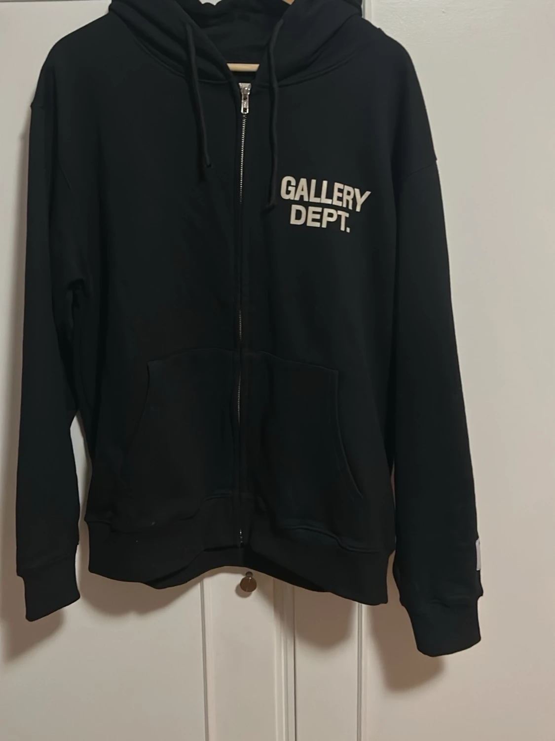 Svart hoodie från Gallery Dept.
