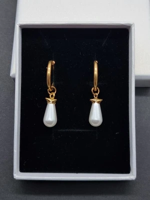 Handgjorda örhängen inspirerade av Maria Nilsdotter  - Stilrena örhängen lãngd-3,7cm. Material-rostfritt stål. Örhängena påminner om Maria Nilsdotter.