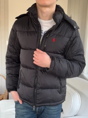 ralph lauren puffer jacka - storlek s men sitter som M, modell är 182cm, 72kg och sitter perfekt