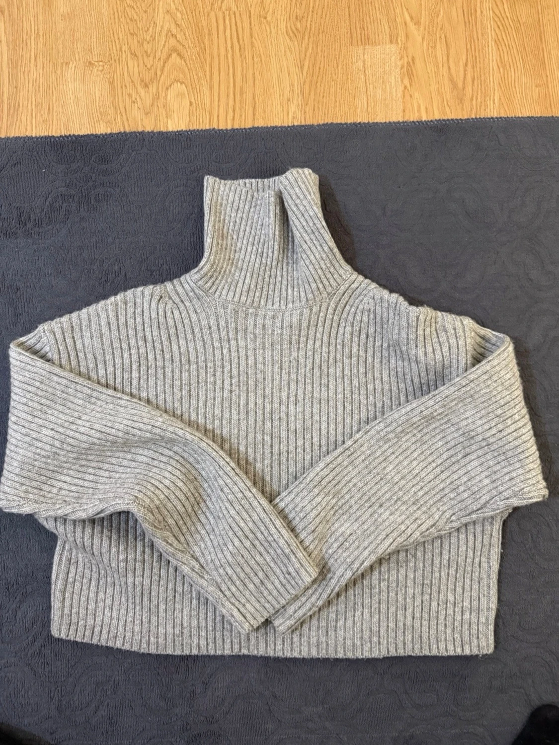 Grå ribbstickad polotröja