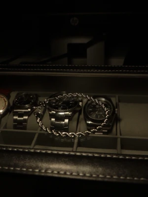 Tvinnat silverfärgat armband - Tvinnat silvrigt armband. 3,5mm tjockt, 20cm långt + förlängning på 3cm