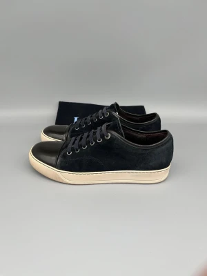 Lanvin Dbb1 Patent Cap Toe Sneaker Navy - • The shoes have been gently used and are in good condition  • Size: EU40 / UK6 (fits 41)  • Color: Navy  • Retail price: 5000 SEK / 450€  • Dustbag included