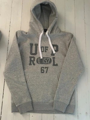 Ralph Lauren hoodie herr, storlek S  - Hej! Säljer denna riktigt schyssta hoodie från Ralph Lauren. Den är i storlek M men sitter en storlek litet och passar därför som en S. Den är endast använd någon enstaka gång och är därmed i ett nyskick. Original lappar och påse finns kvar och medföljer naturligtvis vid köp. Jag fraktar alltid snabbt! Mvh