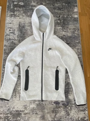 Nike tech fleece - Säljer en Nike tech fleece vit eftersom jag aldrig använder den , Storleken på den är XS herr men passar S också, Priset kan diskuteras