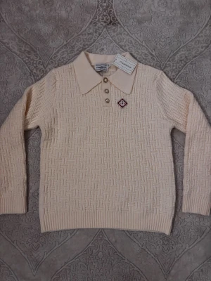 Beige stickad tröja från Casablanca - Säljer nu en  beige stickad tröja från Casablanca . Tröjan är helt oanvänd och taggarna sitter kvar på den. I storlek M passar L till och med. Perfekt för dig som gillar stilrena detaljer. Endast för 999kr