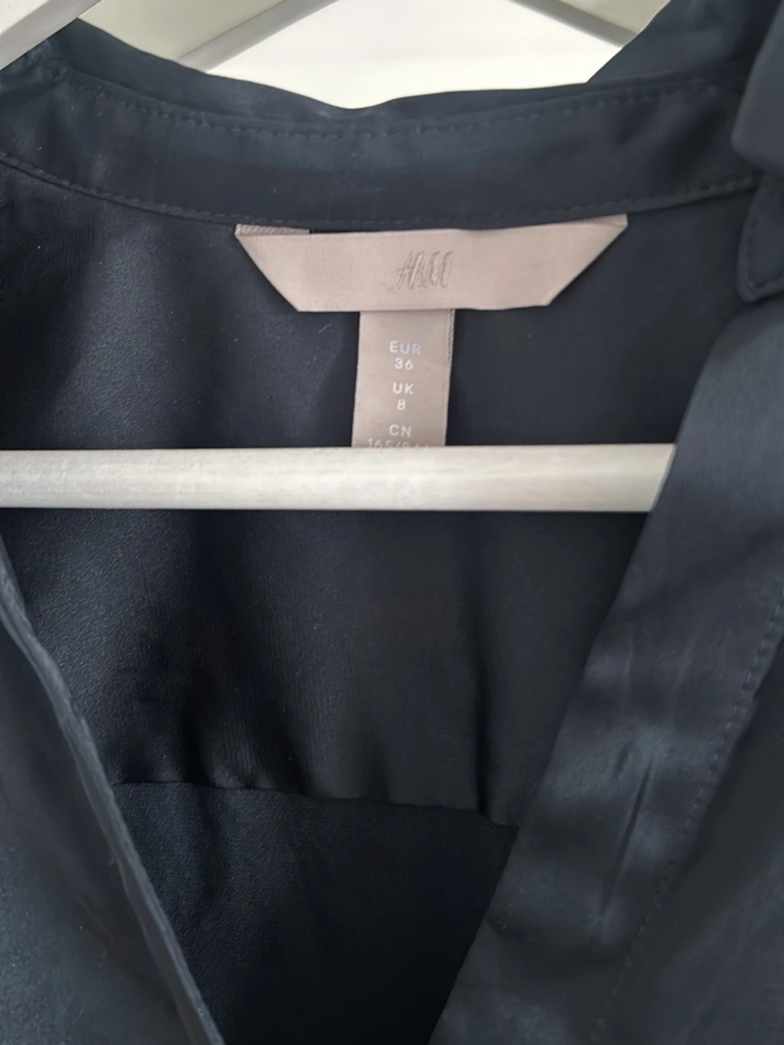 Mörkblå satinblus från H&M - 1