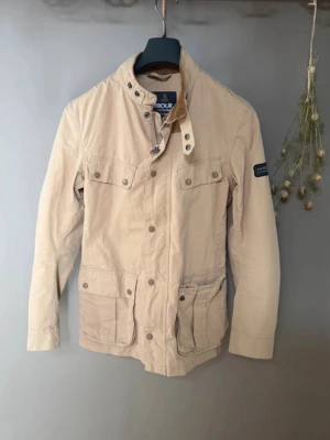 Field jacket barbour - Stilren beige jacka från Barbour med manchester krage, perfekt nu till våren