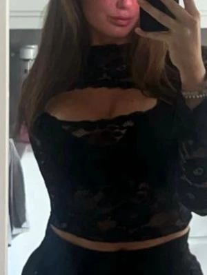 Svart spetsblus från Venderbys - Superfin svart, transparent spetsblus från Venderbys. Blusen har lång ärm, croppad passform och ett snyggt hål vid bröstet. Materialet är spets som är stretchigt med blommigt mönster som ger en trendig och edgy look. Perfekt att styla med höga byxor eller kjol.