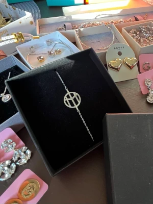  Mockberg monogram armband  - Armband från Mockberg i modell monogram Helt nytt och oanvänt i original ask. Fått som present men inte riktigt min smak så väljer att sälja de istället. 