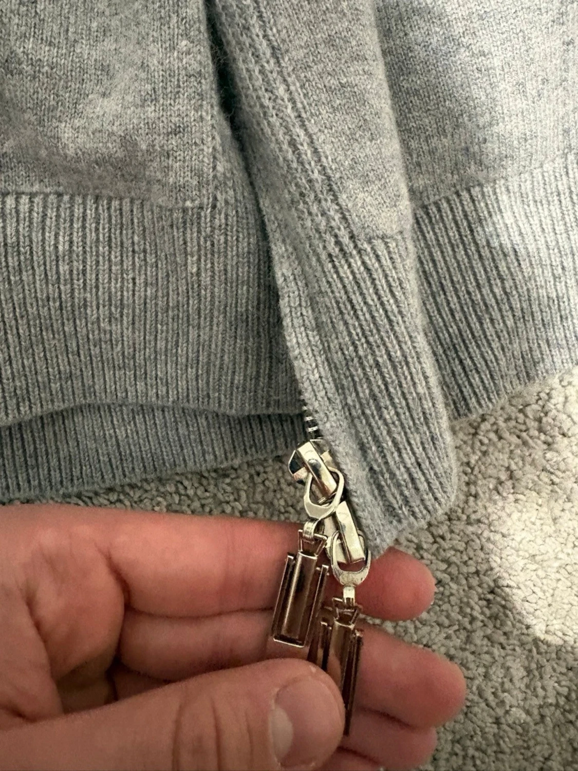 Ljusgrå hoodie i kashmir från Loro Piana - 2