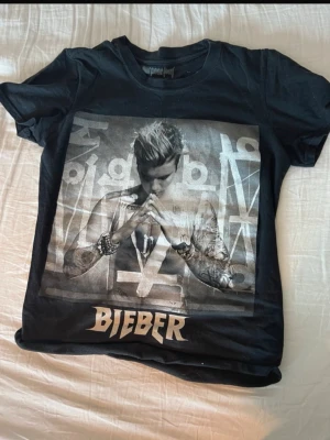 Justin bieber merch - En justin bieber merch t-shirt. Lånade bilder. Är i mycket gott skick, inget slitage osv. Är i storlek S men passar också XS. Är från hans senaste konsert i Sverige (purpose tour). 