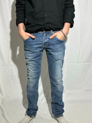 Dondup jeans - Säljer ett par riktigt fina dondups i storlek w29. Modellen är 165cm lång. Det är orginalslitningar från fabrik. Hör av er vid intresse! Mvh Oakmontfits 