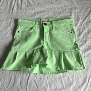 Grön volangkjol i denim - Midjemått rakt över: 34 cm