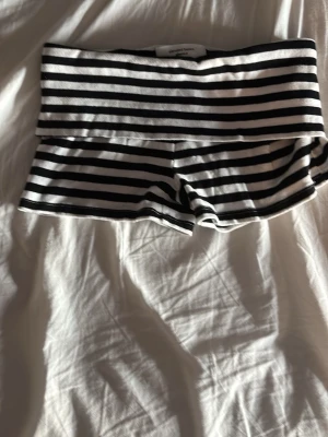 Randiga shorts från Gina Tricot - Säljer ett par svartvita randiga shorts från Gina Tricot, Elevated Basics-kollektionen. De har bred resår i midjan och är gjorda i mjuk bomull. 