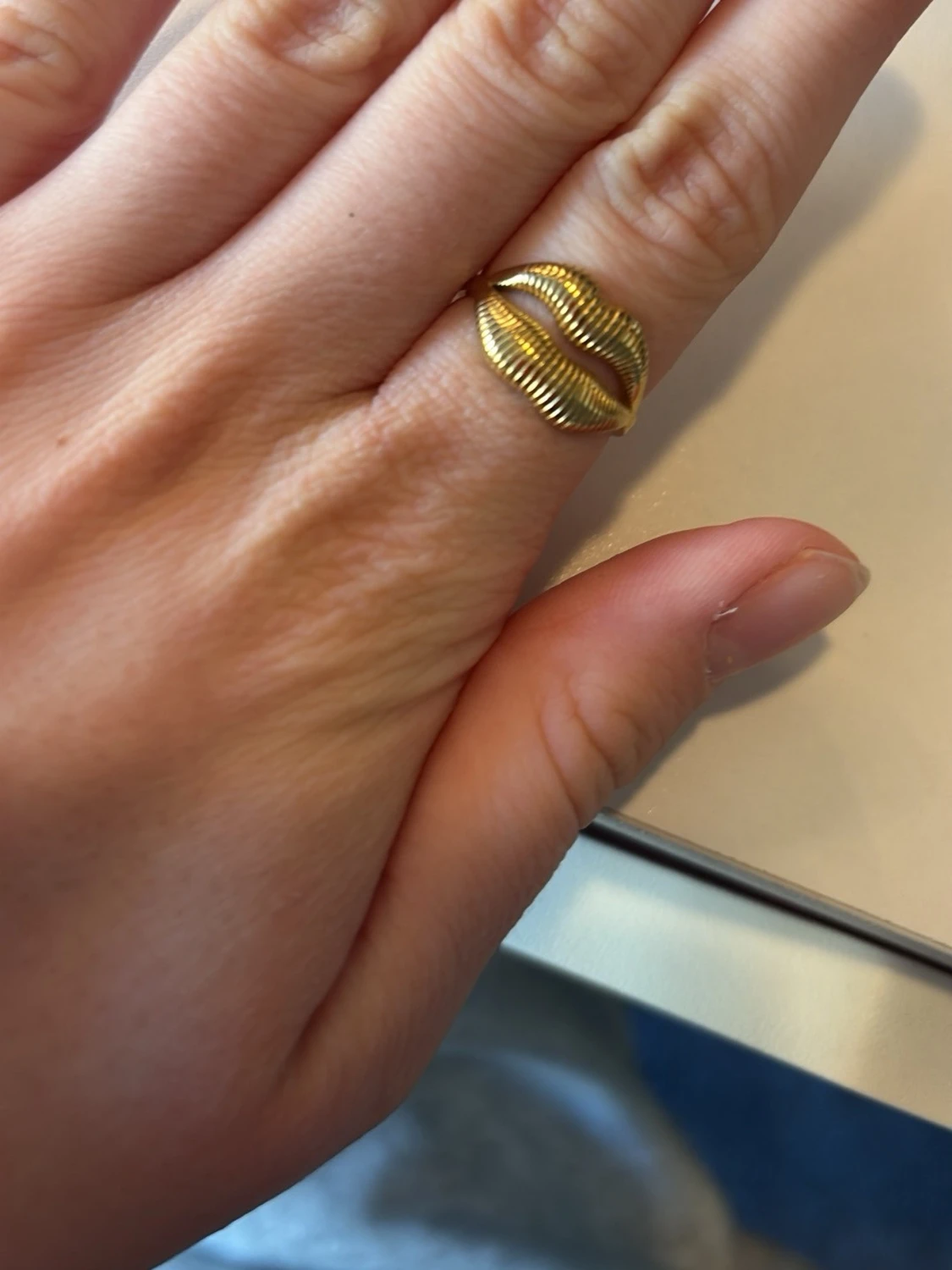 Guldfärgad ring med läppmotiv - 1