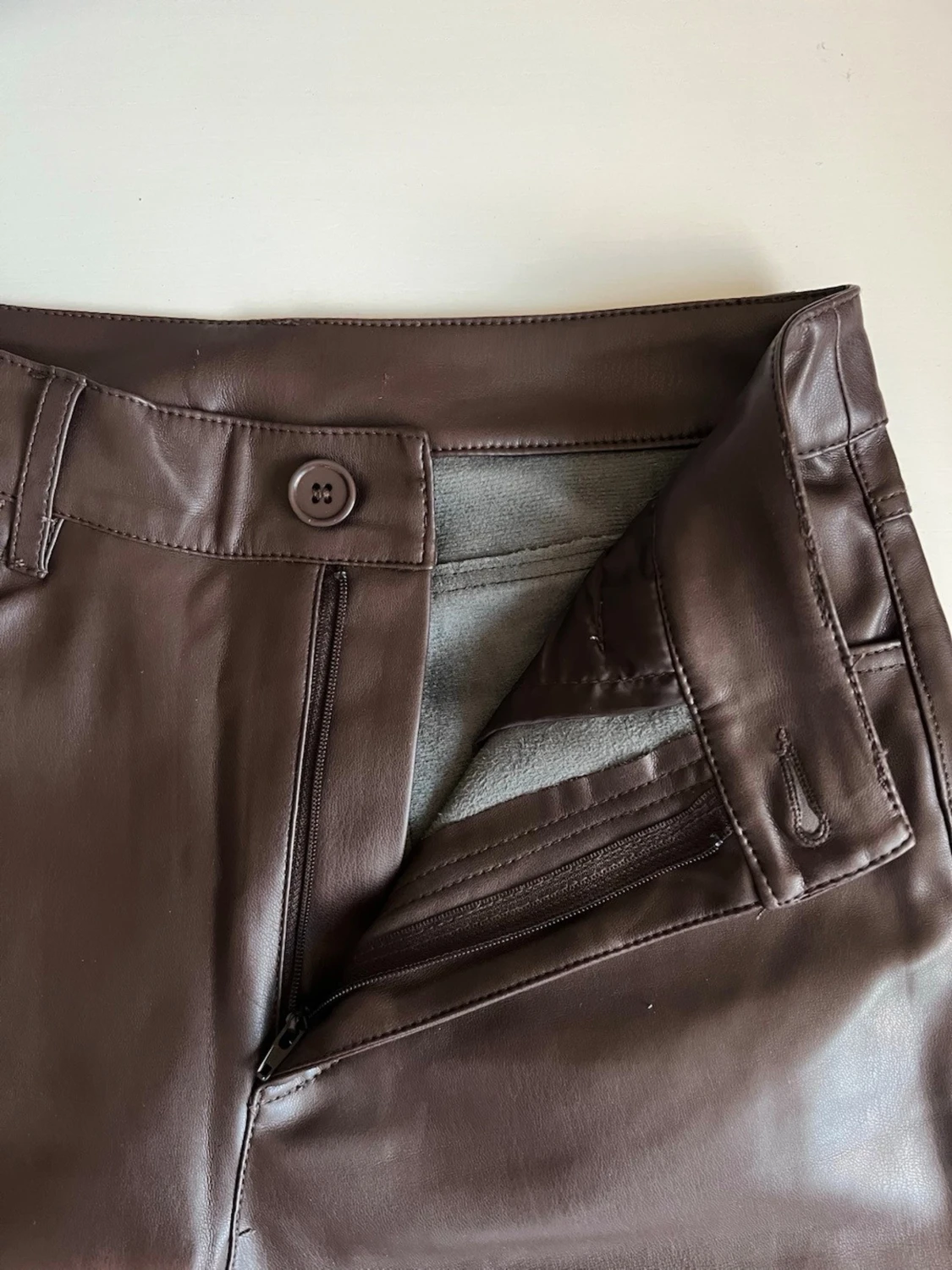 Y2K Bruna byxor i skinnimmitation med hög midja, stl S - 3