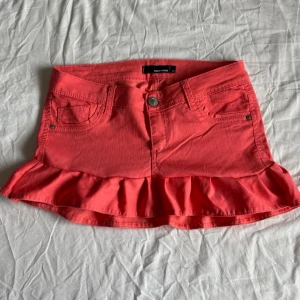 Rosa volangkjol  - Färgen är som de först två bilderna! De är annat ljus på bild 3 samt 4 som gör att de ser annat ut. Midjemått rakt över: 37 cm XS/S 