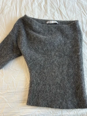 Slutsåld enarmad alpackatröja - Zara - Intressekoll!  Säljer en slutsåld enarmad alpackatröja från Zara i storlek S. Den är i mycket fint skick och knappt använd.  Stilren och classy – perfekt för en chic look