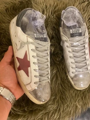 Golden goose skor  -  Golden Goose skor| storlek:41| pris:2999kr| skick:8/10| Hör av dig vid minsta lilla fundering eller fråga| 