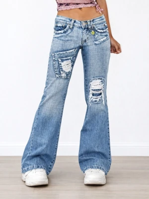 Vintage Stonewash Flared Y2k Low Rise Jeans - Ripped jeans -Y2k cyber - Bell Bottoms - Snygga y2k cyber ljusblå jeans med bootcut flared och slitna detaljer. Jeansen har en stor patchficka med ripped effekt på låret och flera slitningar fram och bak. Klassisk femficksmodell med låg midja och dragkedja.                                                    Märke: CLJ Storlek: 34 Midjemått: 75,5 cm Modell: låg midja / bootcut Detaljer: grön knapp, slitningar och patch på benet