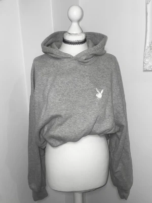 Grå oversized hoodie Playboy - Säljer en grå hoodie från Playboy limited edition collectors edition av Missguided med klassisk kaninlogga broderad på bröstet och stort tryck på ryggen. Hoodien har huva och är tillverkad i bomull sweatshirtmaterial. Mjuk på insidan och jätte skön!